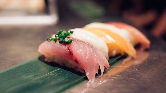 新鮮な魚料理は、日本の食生活におけるタンパク質と脂肪酸の貯蔵庫です。