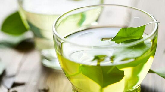緑茶は日本の食生活で消費される非常に健康的な飲み物です。
