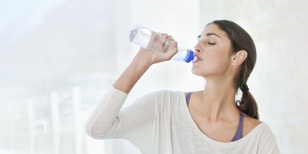 早く体重を減らすには、毎日少なくとも2リットルの水を飲む必要があります。