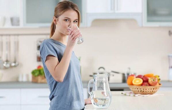 怠惰なダイエットで体重を減らすために食前に水を飲む