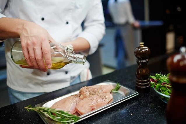 ケトジェニックダイエットで鶏肉とオリーブオイルを食べる